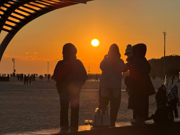 ‘붉은 말의 해’인 2026년 병오년(丙午年)을 맞이한 1일 강원 동해시 망상해변에서 해맞이객들이 첫해를 보고 있다. 2026.1.1 동해시 제공