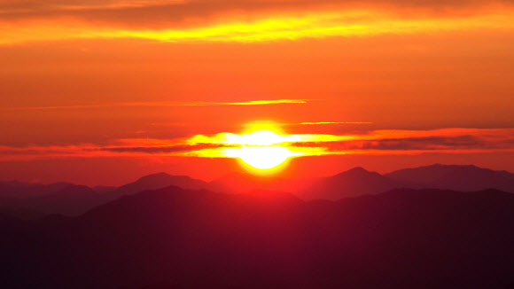 2026년 첫날인 1일 경남 거창군 남상면 감악산 정상에서 바라본 동녘 하늘에 2026년 병오년 첫 태양이 붉게 떠오르고 있다. 2026.1.1 거창군 제공