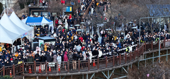 새해 첫 날인 1일 전북 임실군 운암면 국사봉 전망대에서 관광객들이 새해 첫 일출을 바라고 있다. 2026.1.1 임실군 제공