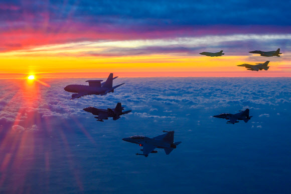 병오년 새해 첫날인 1일 안규백 국방부 장관이 탑승한 ‘하늘의 지휘소’ 공군 항공통제기 (E-737)가 KF-21, FA-50, TA-50 등 국산 전투기들을 포함한 총 6대의 공군 전투기들의 엄호를 받으며 한반도 전역의 군사대비태세를 점검하고 있다. 2026.1.1 국방부 제공