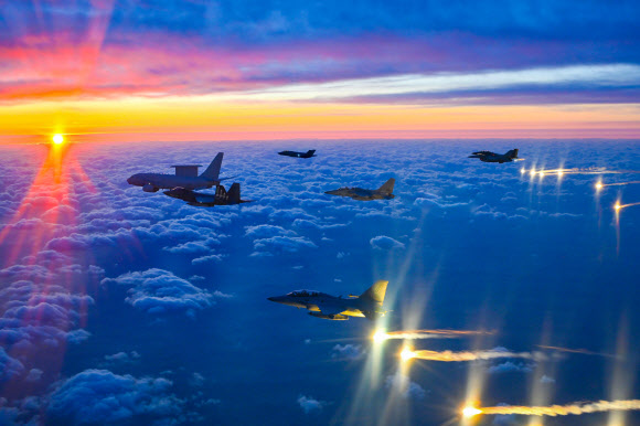 병오년 새해 첫날인 1일 안규백 국방부 장관이 탑승한 ‘하늘의 지휘소’ 공군 항공통제기 (E-737)가 KF-21, FA-50, TA-50 등 국산 전투기들을 포함한 총 6대의 공군 전투기들의 엄호를 받으며 한반도 전역의 군사대비태세를 점검하고 있다. 2026.1.1 국방부 제공