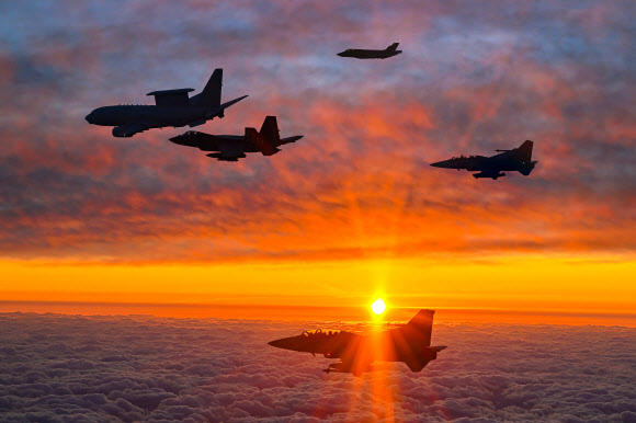 병오년 새해 첫날인 1일 안규백 국방부 장관이 탑승한 ‘하늘의 지휘소’ 공군 항공통제기 (E-737)가 KF-21 등 국산 전투기들을 포함한 공군 전투기들의 엄호를 받으며 한반도 전역의 군사대비태세를 점검하고 있다. 2026.1.1 국방부 제공