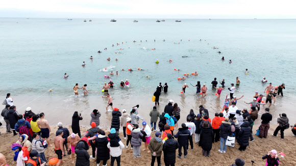 1일 오후 제주 서귀포시 중문색달해변에서 제27회 서귀포 겨울바다 국제펭귄수영대회가 열리고 있다. 2026.1.1 연합뉴스