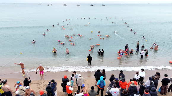 1일 오후 제주 서귀포시 중문색달해변에서 제27회 서귀포 겨울바다 국제펭귄수영대회가 열리고 있다. 2026.1.1 연합뉴스