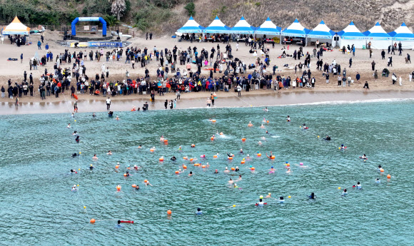 1일 오후 제주 서귀포시 중문색달해변에서 제27회 서귀포 겨울바다 국제펭귄수영대회가 열리고 있다. 2026.1.1 연합뉴스