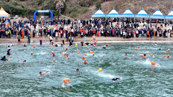 1일 오후 제주 서귀포시 중문색달해변에서 제27회 서귀포 겨울바다 국제펭귄수영대회가 열리고 있다. 2026.1.1 연합뉴스