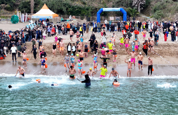 1일 오후 제주 서귀포시 중문색달해변에서 제27회 서귀포 겨울바다 국제펭귄수영대회가 열리고 있다. 2026.1.1 연합뉴스