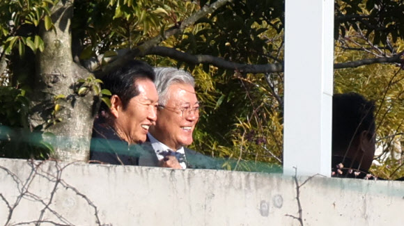 더불어민주당 정청래 대표가 1일 오후 경남 양산시 하북면 평산마을 문재인 전 대통령 사저에서 문 전 대통령과 활짝 웃고 있다. 2026.1.1 연합뉴스