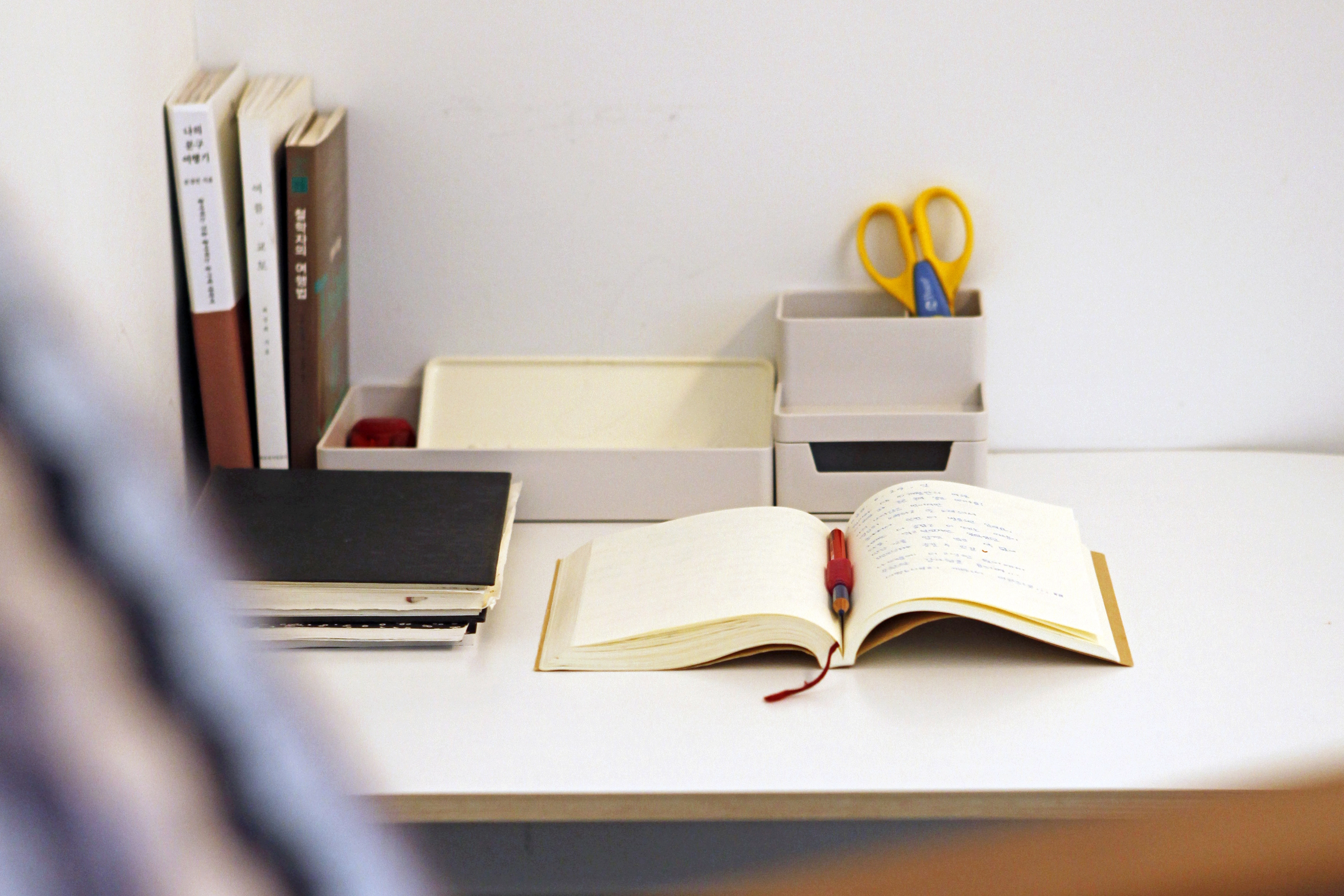 만호동 몬도마노의 뒤뜰 옆 작은 방에 있는 앉은뱅이책상과 방명록 노트. 얼굴도 모르는 이들이 서로에게 남긴 ‘편지글’은 읽는 재미가 쏠쏠하다.