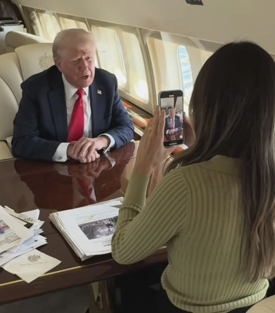 아이폰으로 트럼프 대통령 찍는 보좌관. 마고 마틴 인스타그램