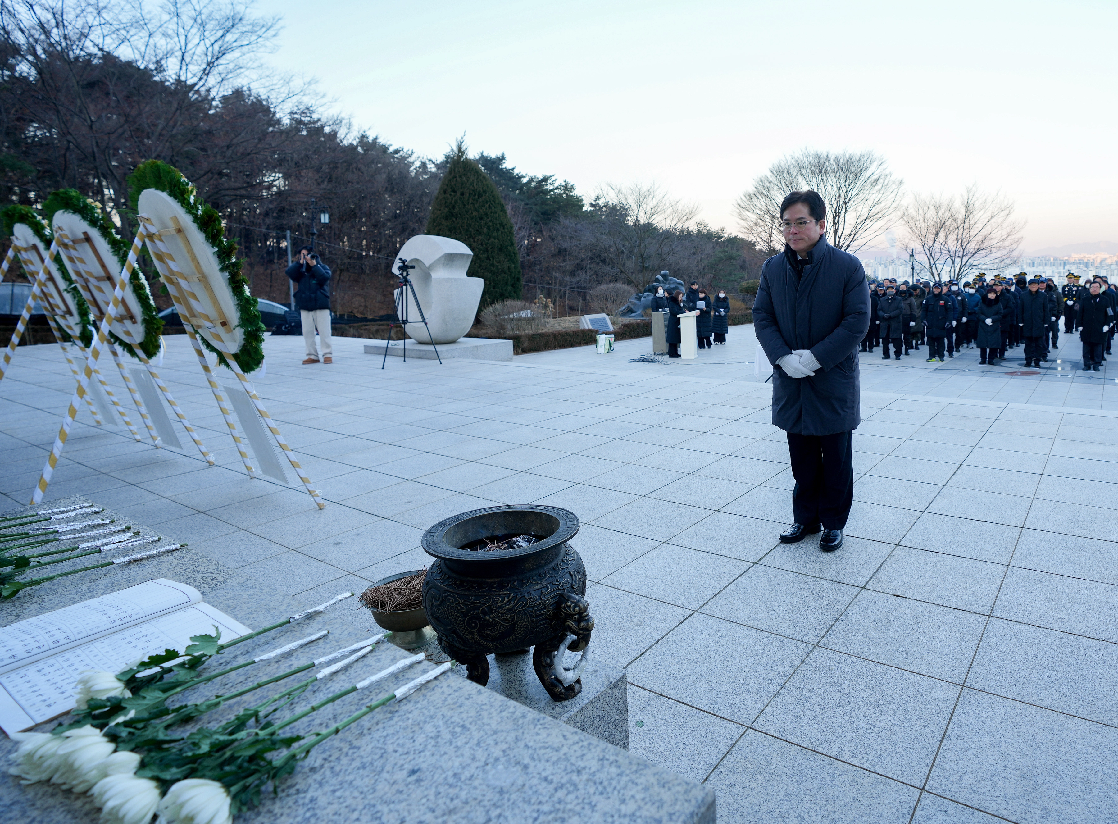 금광연 하남시의회 의장이 2일 현충탑을 찾아 참배하고 있다. 하남시의회 의장