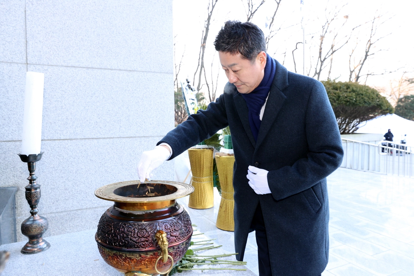 김진경 의장이 2일 오전 시흥시 논곡동 현충탑을 찾아 순국선열과 호국영령의 넋을 기리며 경건한 마음으로 분향하고 있다.(사진=경기도의회)