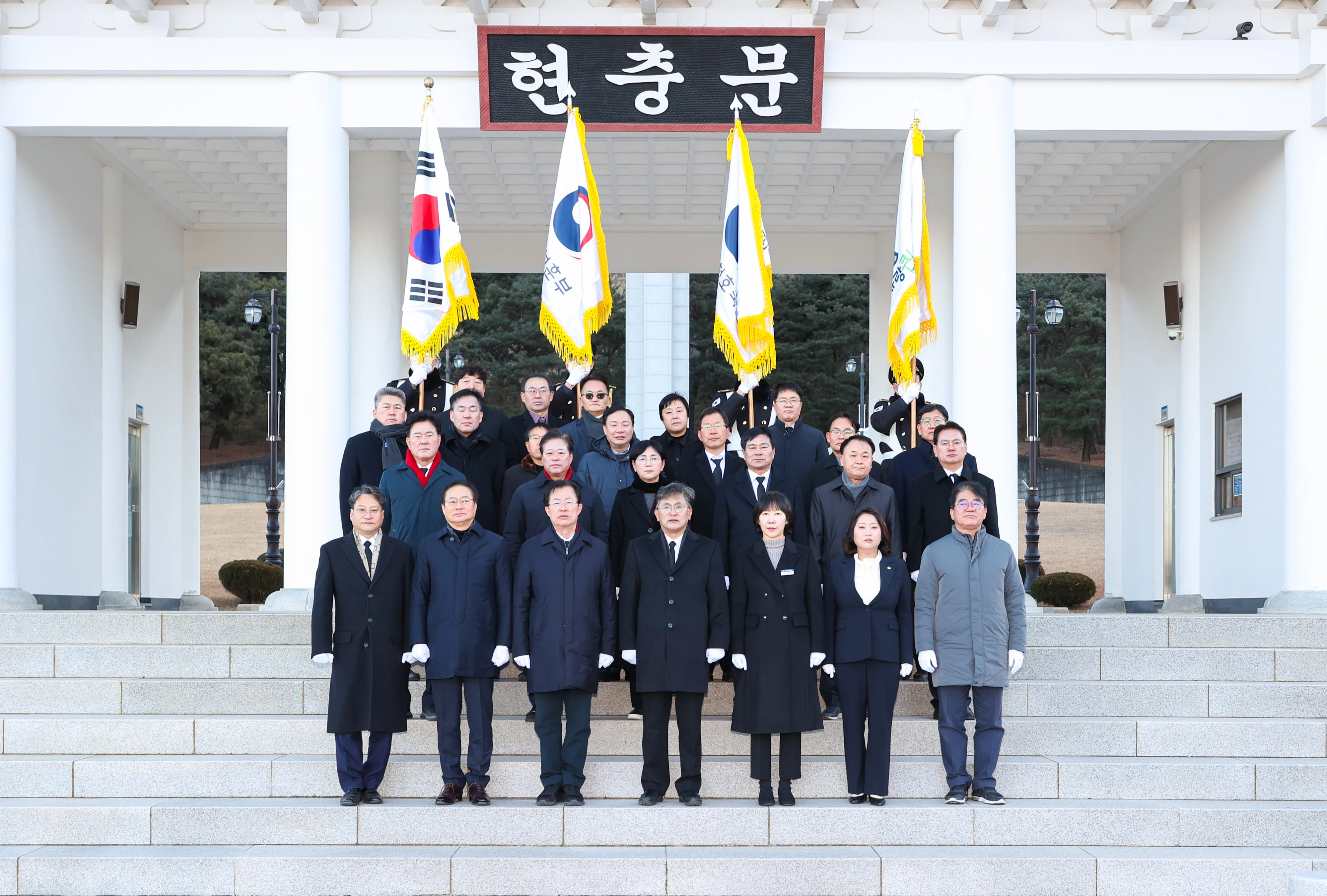 2일 실시한 국립 영천호국원 참배. 경북도의회 제공