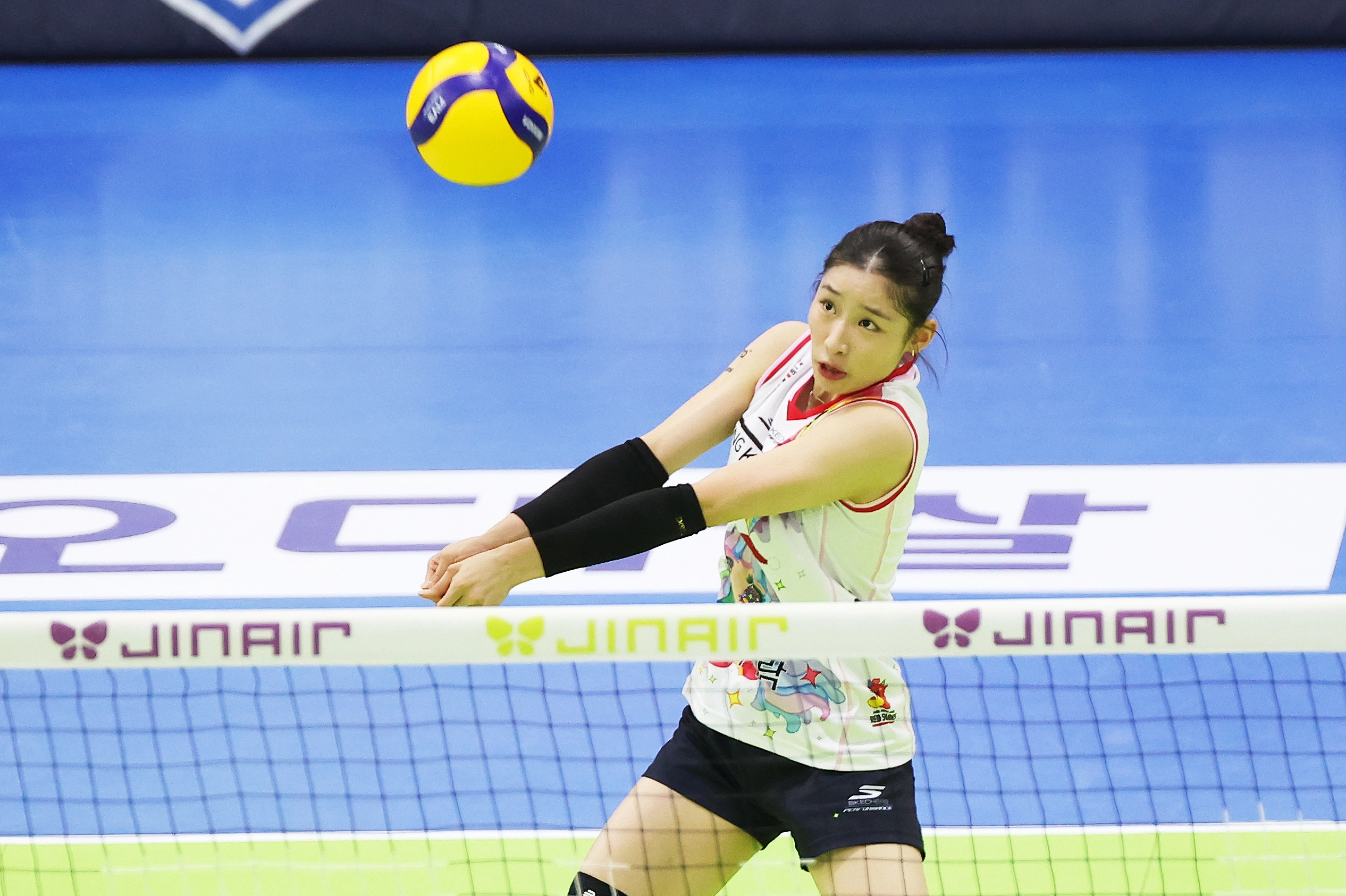 인쿠시가 25일 경기 수원실내체육관에서 열린 프로배구 V리그 여자부 현대건설과 정관장의 경기에서 리시브를 하고 있다. 2025.12.25 연합뉴스