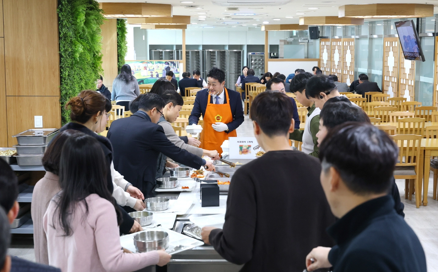 김진경 의장이 의회 구내식당에서 직원들에게 직접 사과파이를 배식하며 새해 덕담을 건네고 있다.(사진=경기도의회)