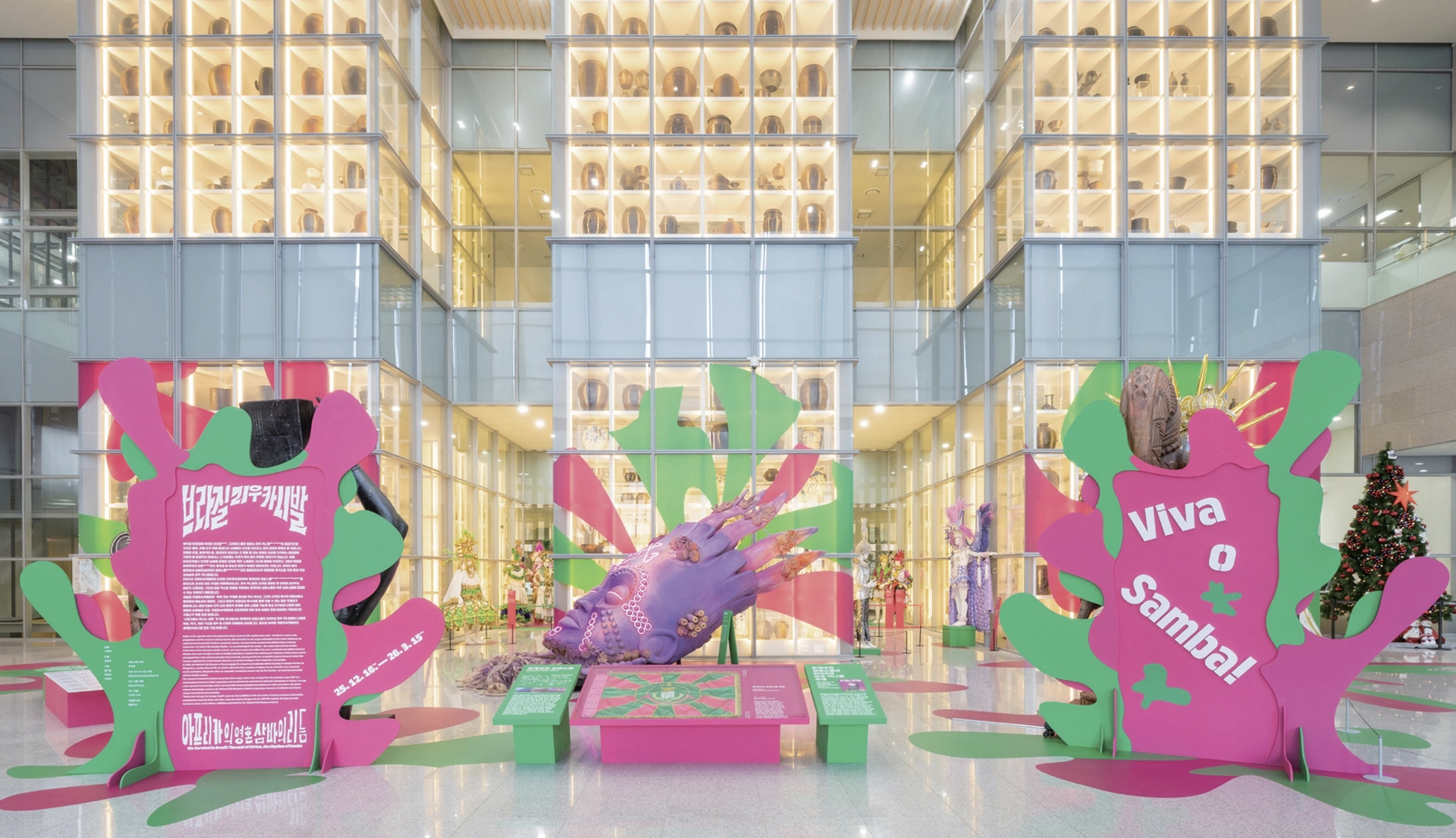 국립민속박물관 파주관에서 진행하고 있는 ‘브라질 리우 카니발:  아프리카의 영혼, 삼바의 리듬’ 전시 전경.
국립민속박물관 제공