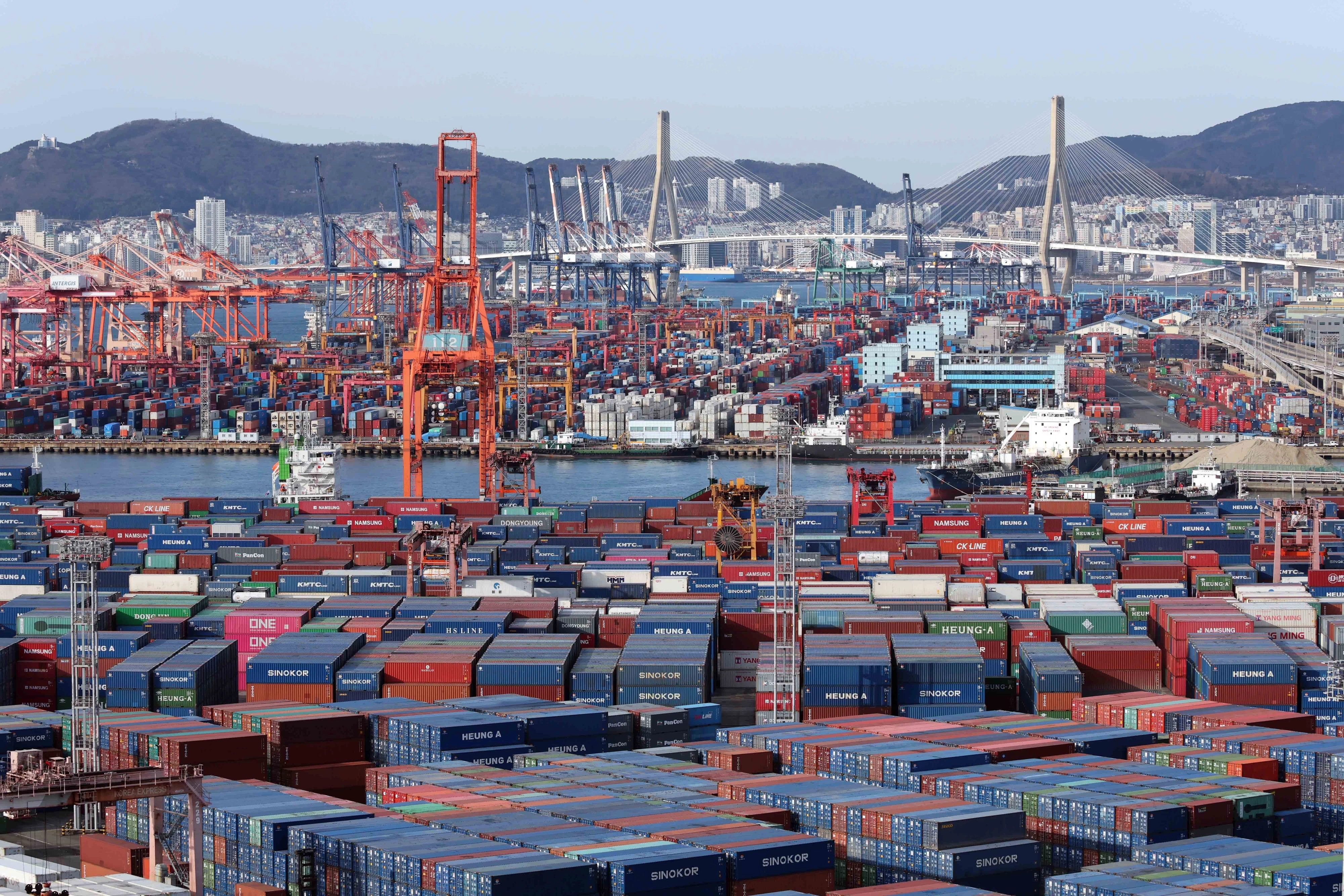 [부산=뉴시스] 하경민 기자 =  부산 남구 신선대(사진 아래) 및 감만(위) 부두 야적장에 수출입 컨테이너가 쌓여 있다. 2026.01.01. yulnetphoto@newsis.com