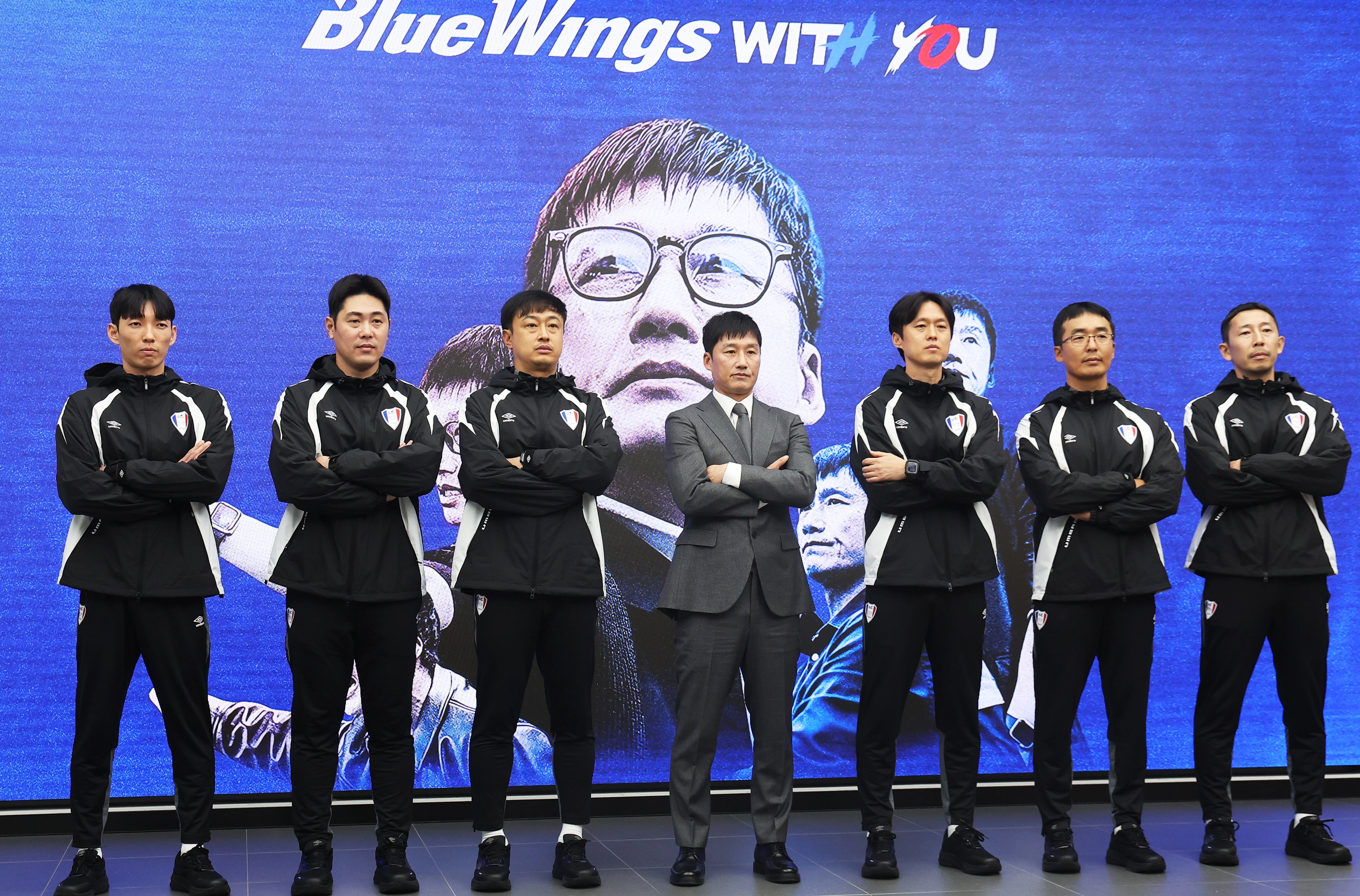 프로축구 K리그2 수원 삼성 블루윙즈 이정효(가운데) 신임 감독이 2일 경기 수원시 권선구 도이치오토월드에서 열린 취임식에서 코치진과 포즈를 취하고 있다. 2026.1.2 연합뉴스