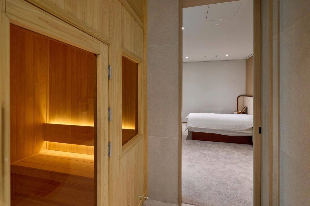 용산 대통령집무실 내 내실  청와대는 2일 윤석열 정부 시절 서울 용산 대통령실 청사의 모습을 공개했다. 사진은 대통령집무실 내 내실. 사진=청와대 제공