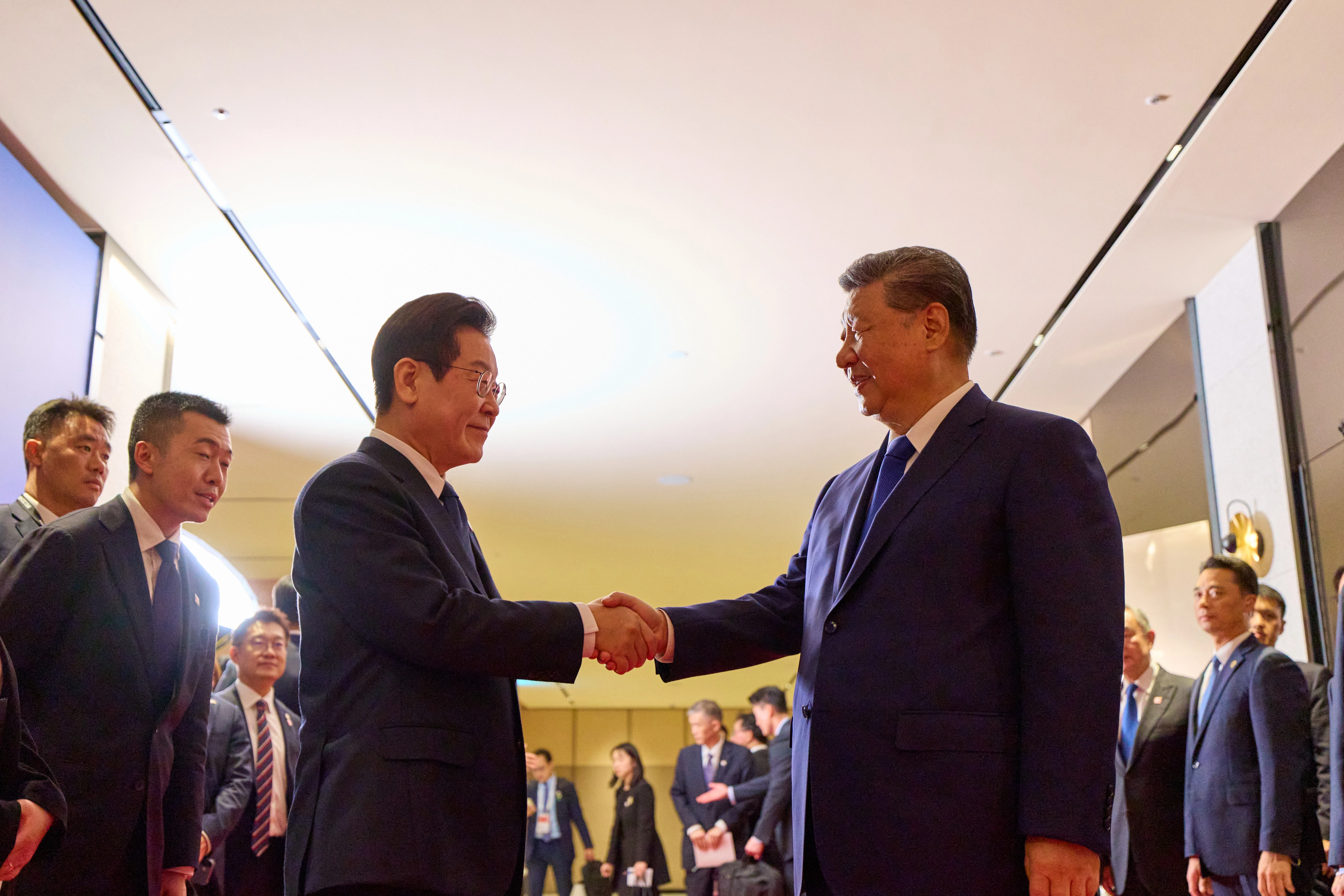 악수하는 한중 정상  대통령실은 이재명 대통령이 지난해 11월 1일 경북 경주 소노캄에서 열린 국빈만찬을 마치고 시진핑 중국 국가주석을 환송하는 모습을 2일 SNS에 공개했다. 
연합뉴스