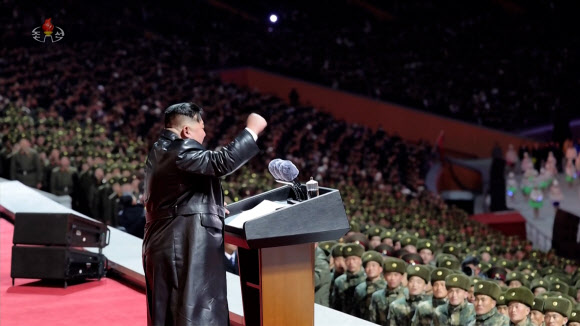 신년경축행사서 주먹 쥔 김정은