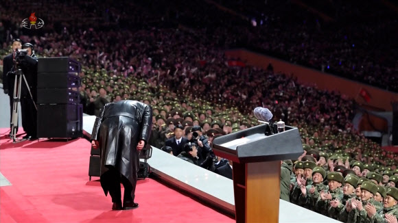신년경축행사서 관중들에게 90도 인사하는 김정은