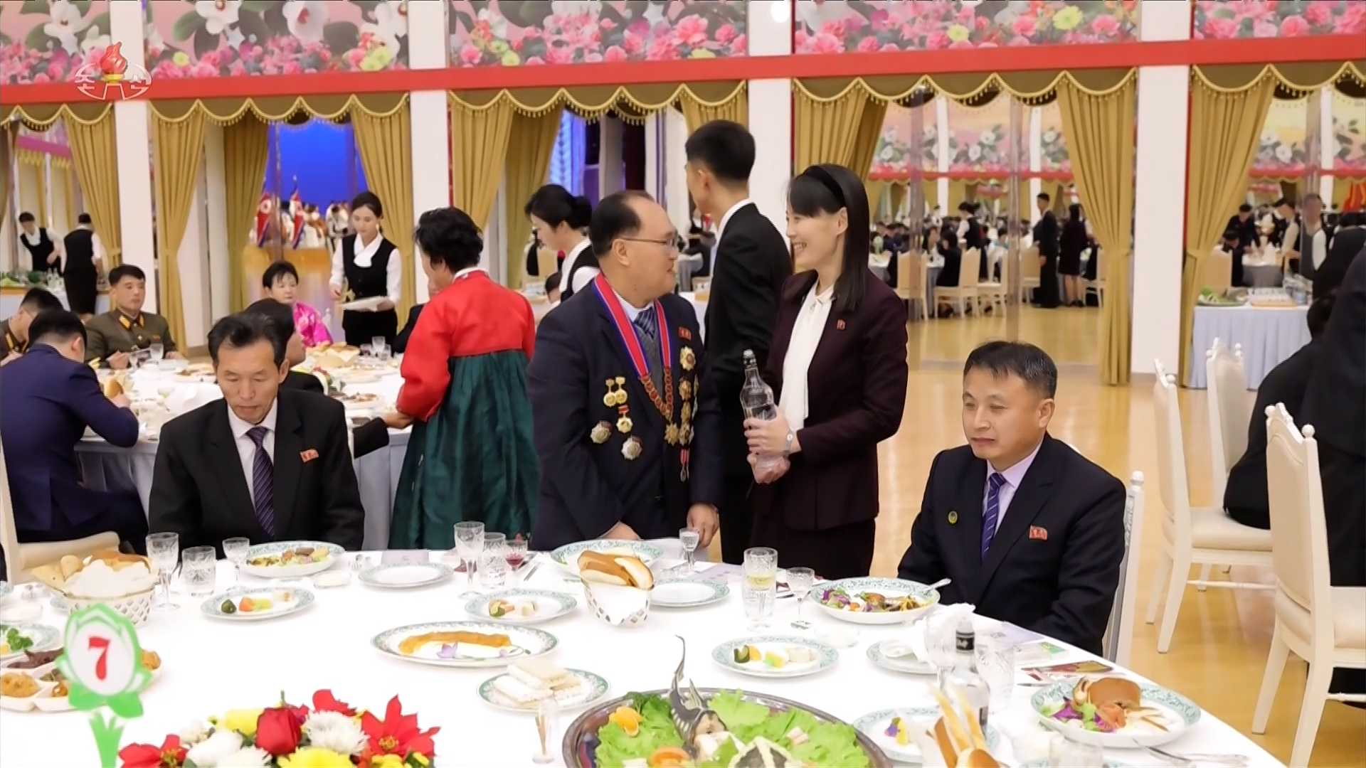 김여정 당 부부장, 신년연회서 노력혁신자와 담소