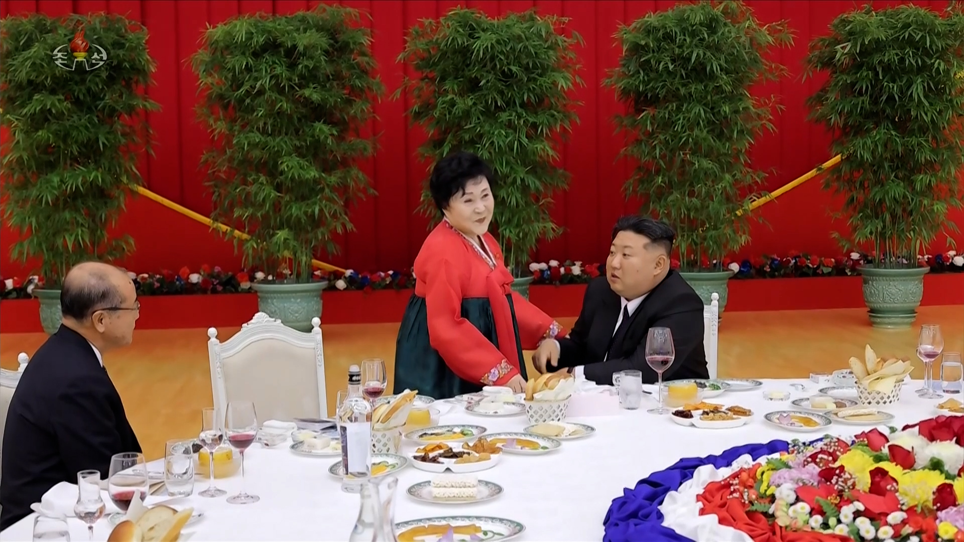 김정은, 신년연회서 리춘히 아나운서와 담소