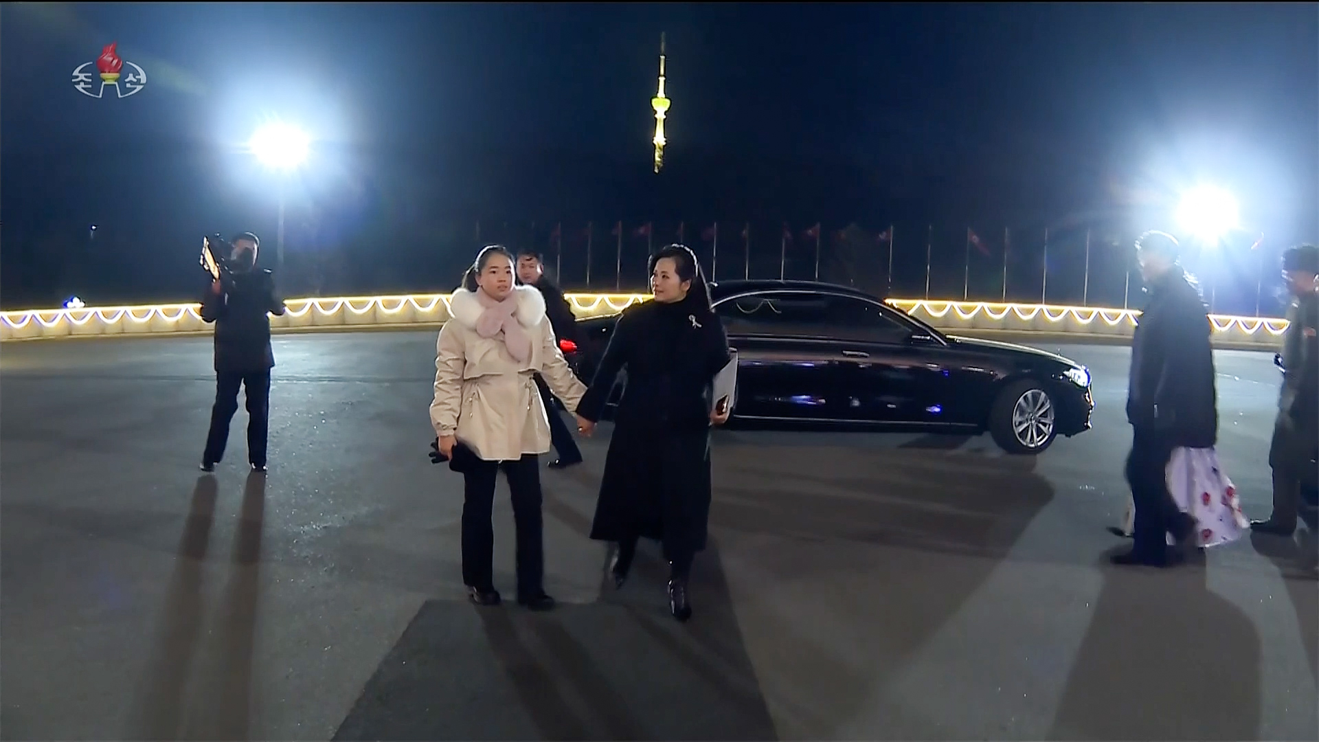 북한 현송월 당 부부장, 딸 추정 소녀와 신년경축공연 참석