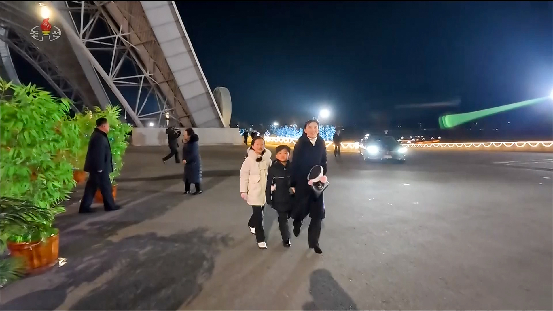 김여정, 남녀 아이와 신년경축공연 참석