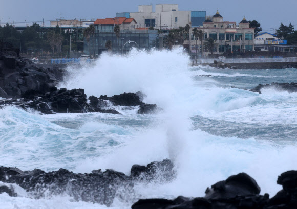 강한 파도 몰아치는 제주 해안