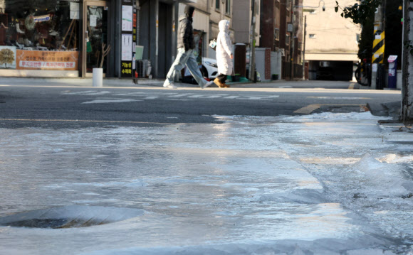 수도관 파열로 얼어붙은 도로
