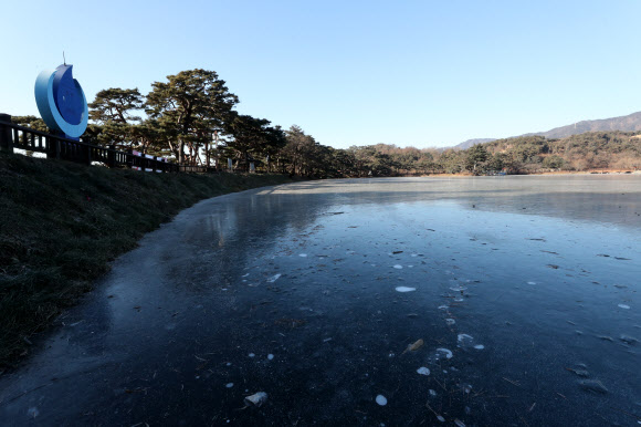한파에 꽁꽁 언 의림지