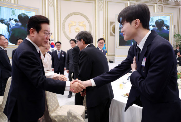 인사하는 이재명 대통령과 페이커