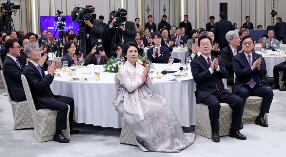 시민들의 신년 소망 영상 시청하는 이재명 대통령 부부