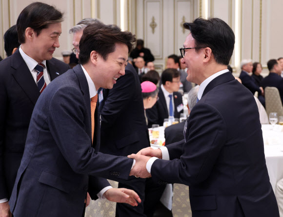 악수하는 김민석 총리와 이준석 대표