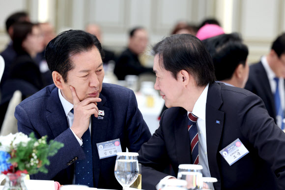 대화하는 정청래 대표와 조국 대표