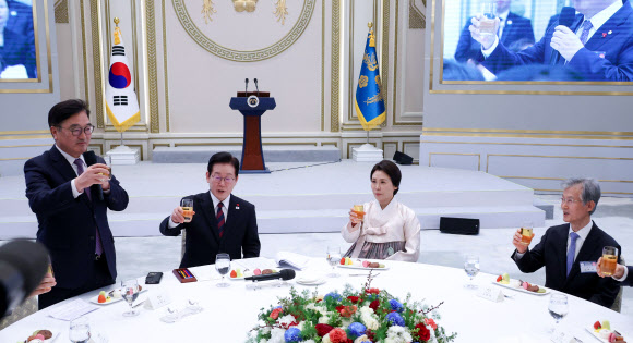 건배사 하는 우원식 국회의장