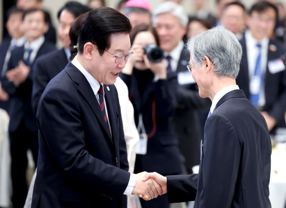 신년 인사회, 악수하는 이재명 대통령과 조희대 대법원장