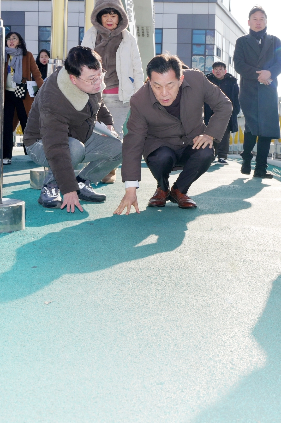 2일 이재준 시장이 궁촌육교 바닥면을 점검하고 있다. (수원시 제공)