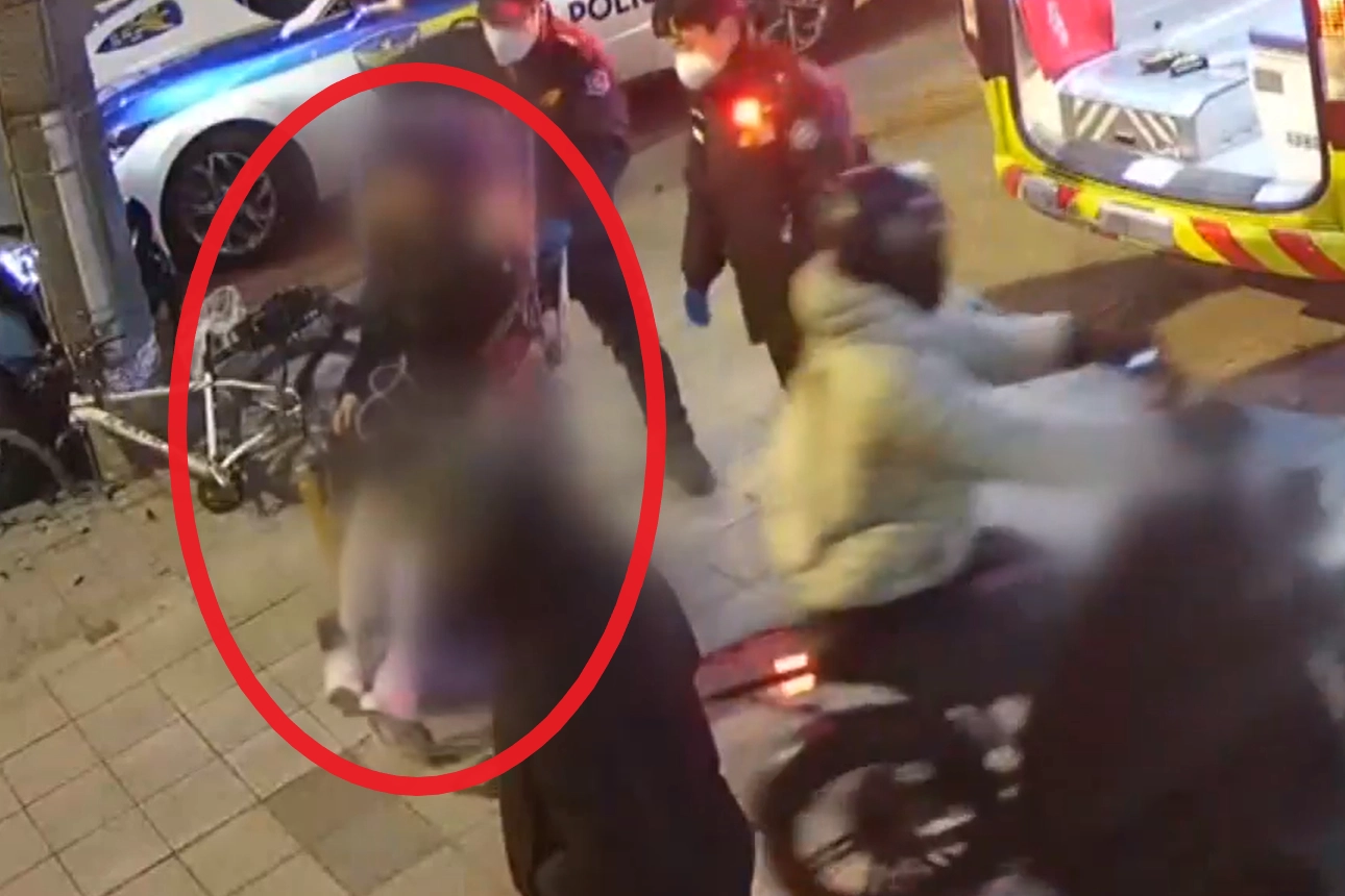 지난달 31일 오후 6시 50분쯤 서울 광진구 화양동 한 대로변에서 약물을 복용한 상태로 운전하다 전봇대를 들이받는 사고를 낸 유명 여성 인터넷방송인(BJ)이 들것에 실려 구급차로 옮겨지고 있다. MBN 보도화면 캡처