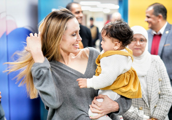 미국 배우 겸 영화 제작자 안젤리나 졸리가 2일(현지시간) 가자지구 라파 검문소의 이집트 측 엘아리시 병원에서 한 팔레스타인 소녀를 안고 있다. AP 연합뉴스
