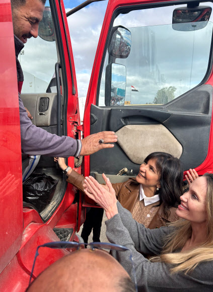 미국 배우 겸 영화 제작자 안젤리나 졸리가 2일(현지시간) 가자지구 라파 검문소 이집트 측을 방문해 구호물자 운반 트럭 운전자와 인사하고 있다. AP 연합뉴스