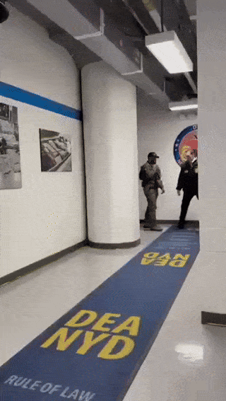 미국 뉴욕 마약단속국(DEA) 뉴욕지부에 도착한 니콜라스 마두로 베네수엘라 대통령이 이송되는 모습.  엑스(X) 캡처