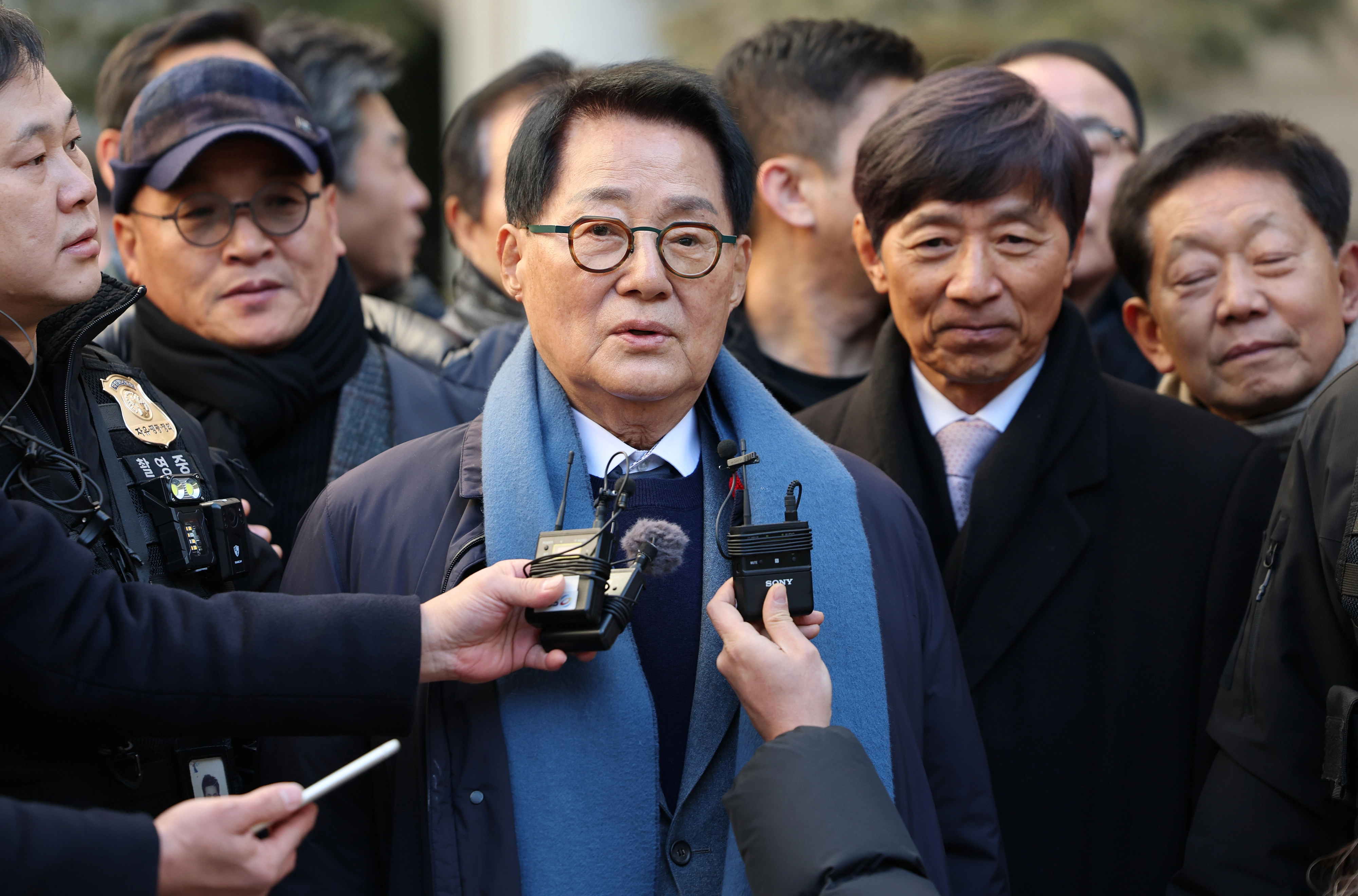 소감 말하는 박지원 전 국정원장  ‘서해 공무원 피격 사건’ 은폐 시도 및 ‘월북몰이’ 혐의로 재판에 넘겨진 박지원 전 국가정보원장이 지난 26일 서울 서초구 서울중앙지방법원에서 열린 선고공판을 마친 뒤 발언하고 있다.  뉴시스