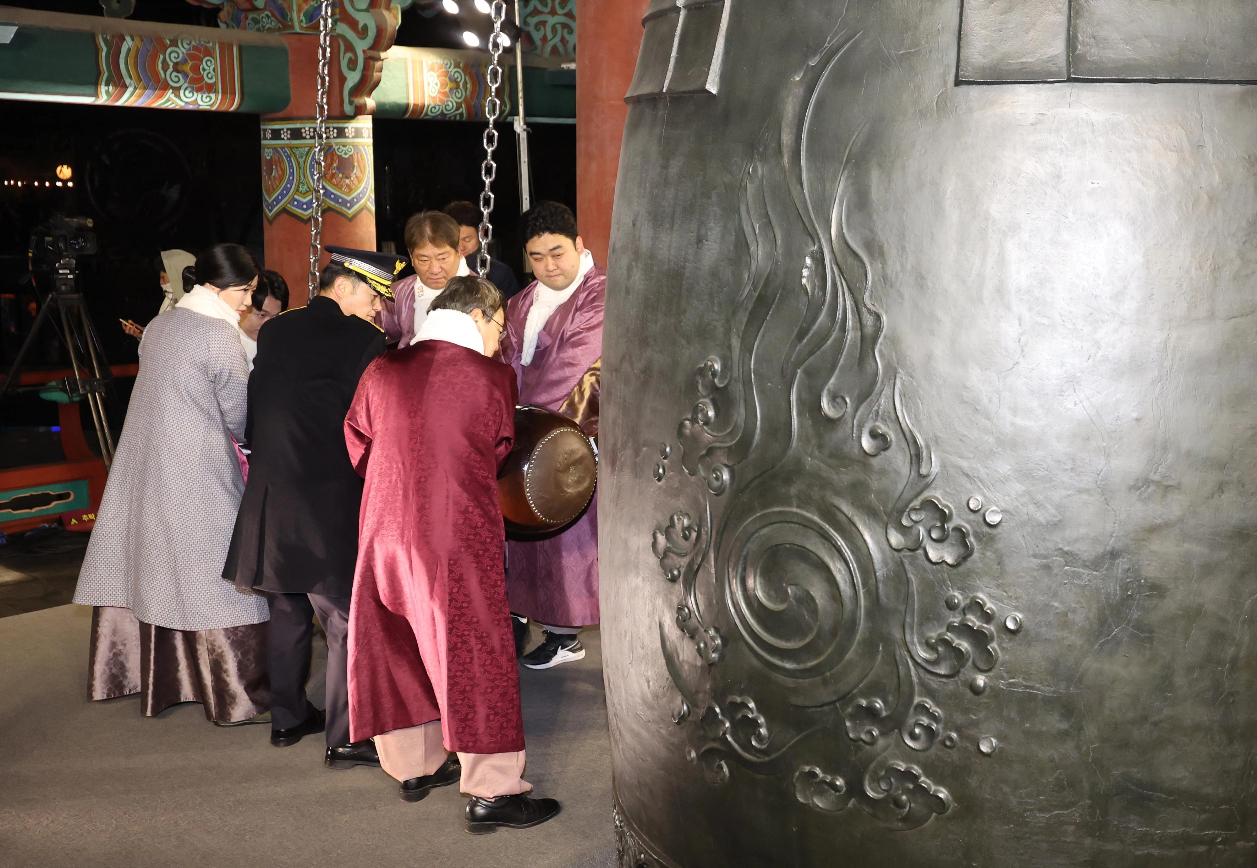 지난 1일 0시 서울 종로구 보신각 제야의 종 타종 행사에서 시민대표들과 함께 타종을 하고 있는 하재헌(맨 오른쪽) 선수.
연합뉴스