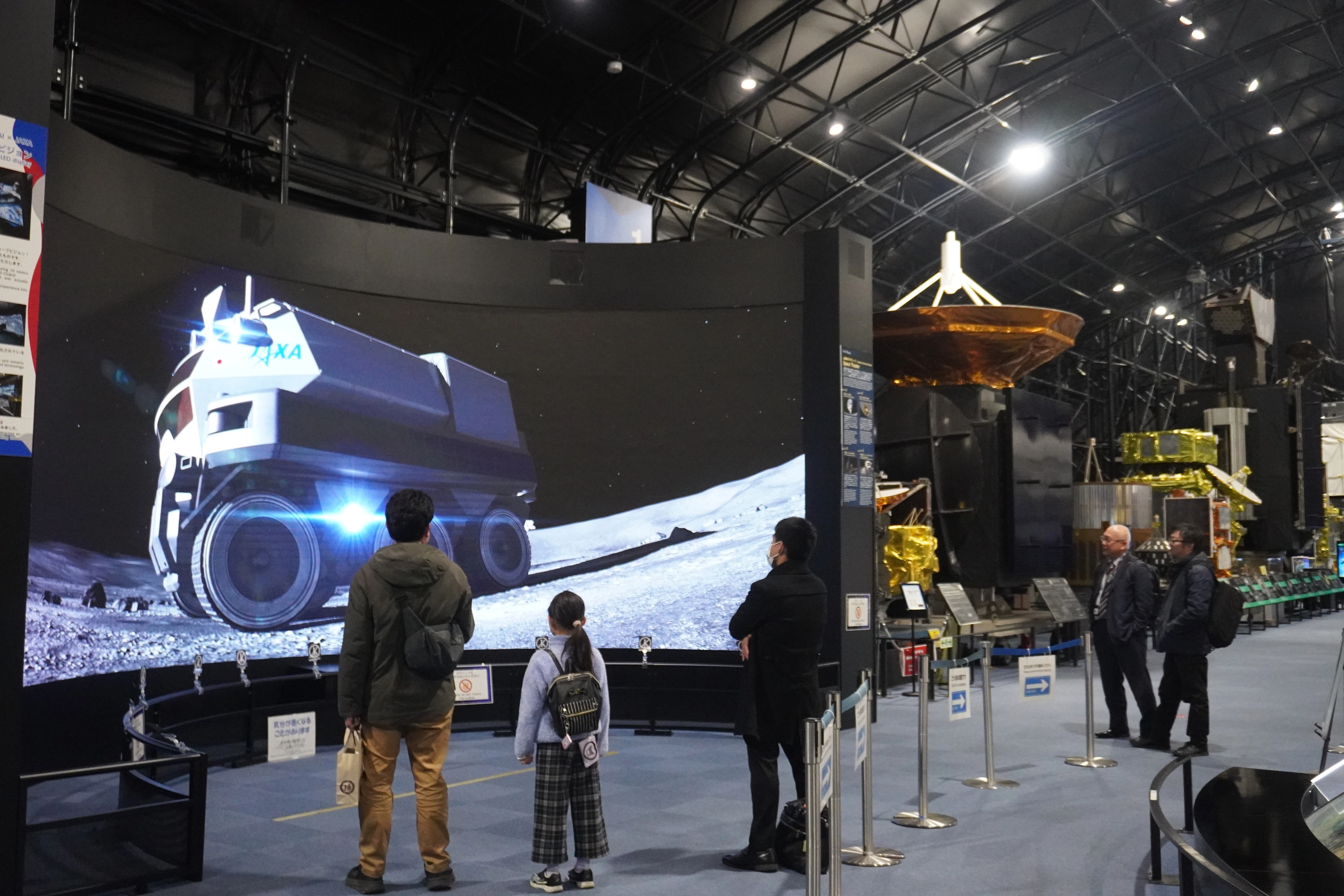지난달 22일 쓰쿠바시 우주항공연구개발기구(JAXA) 전시관에서 일본 시민들이 전시물을 관람하고 있다.
쓰쿠바 명희진 특파원