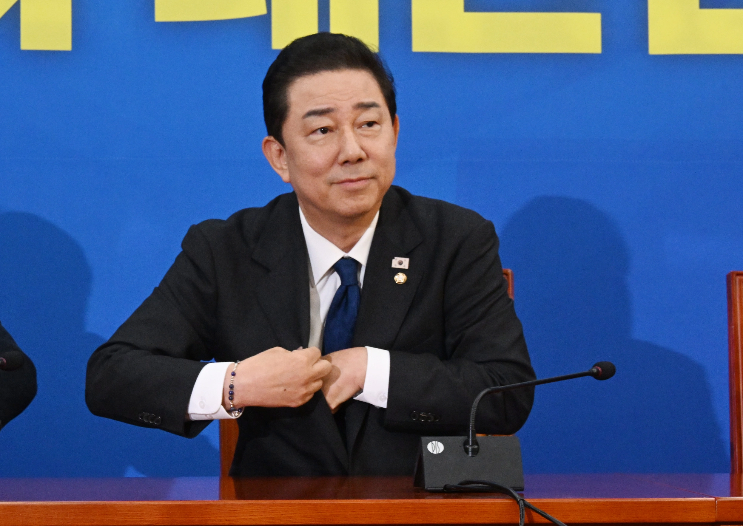 더불어민주당 김병기 원내대표가 30일 국회에서 열린 민주당 원내대책회의에서 사퇴 의사를 밝히고 있다. 2025.12.30안주영 전문기자