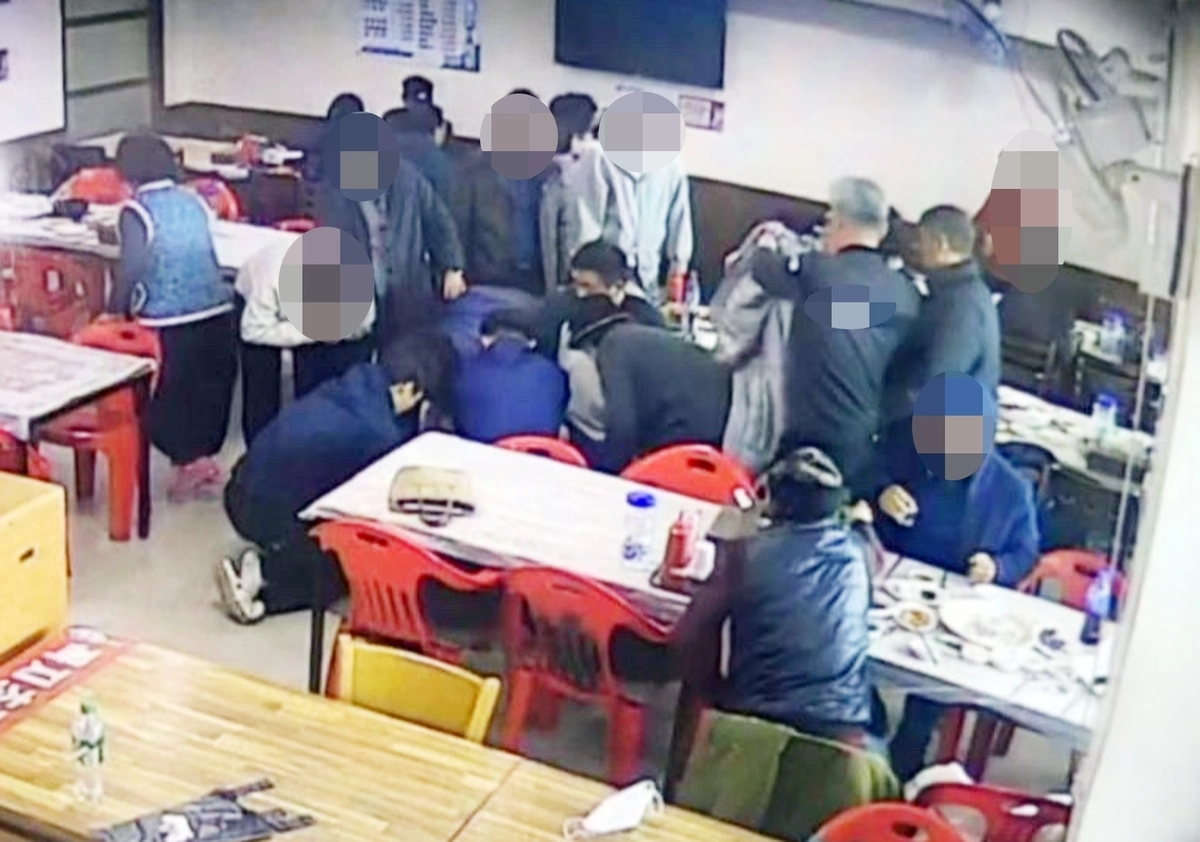 식당서 의식 잃은 손님 심폐소생술 하는 고등학생. 울산교육청 제공