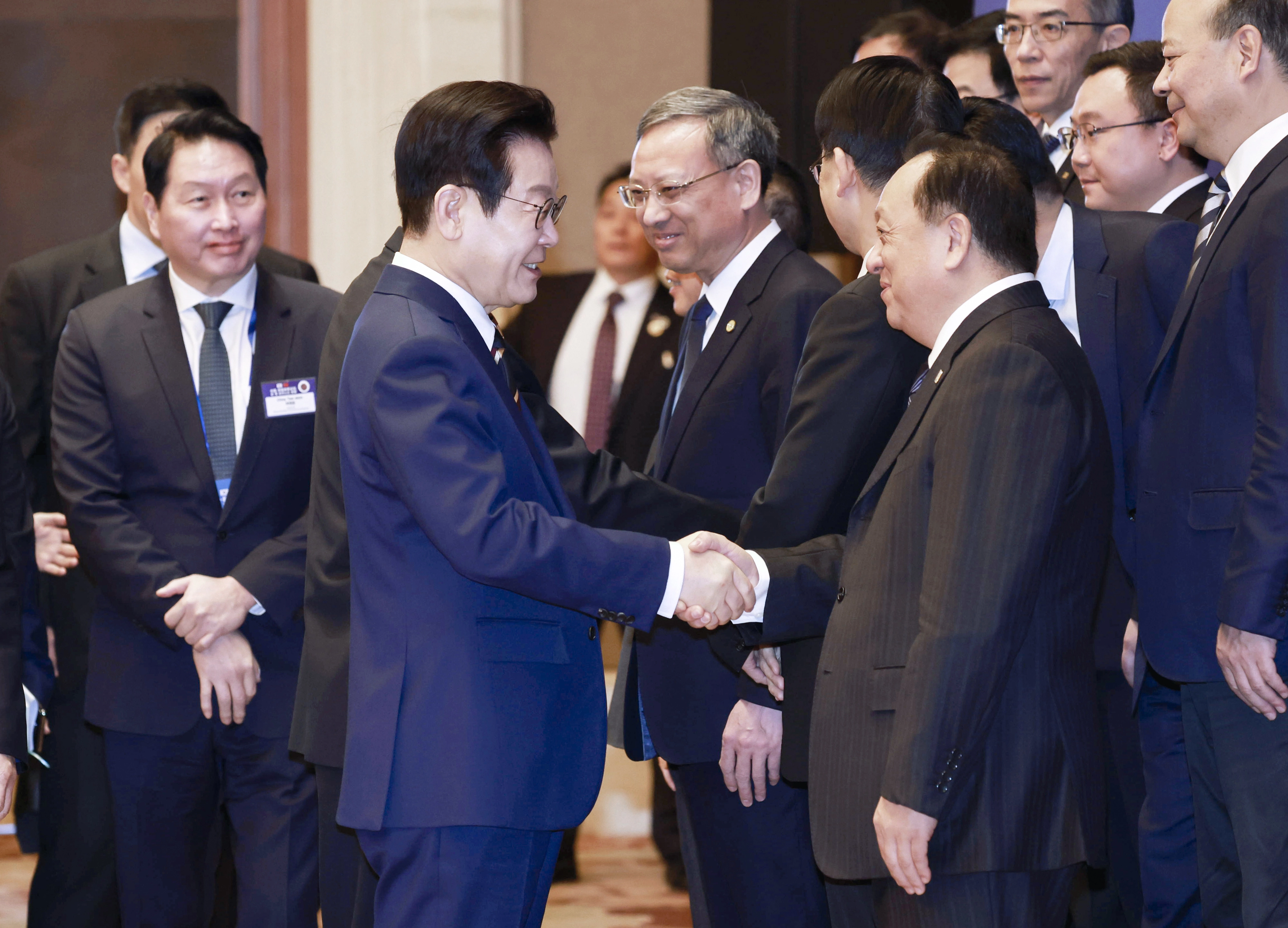 비즈니스 포럼 참석한 이재명 대통령  중국을 국빈방문 중인 이재명 대통령이 5일 베이징 조어대에서 열린 비즈니스 포럼에서 중국 기업인들과 인사하고 있다. 
베이징 연합뉴스